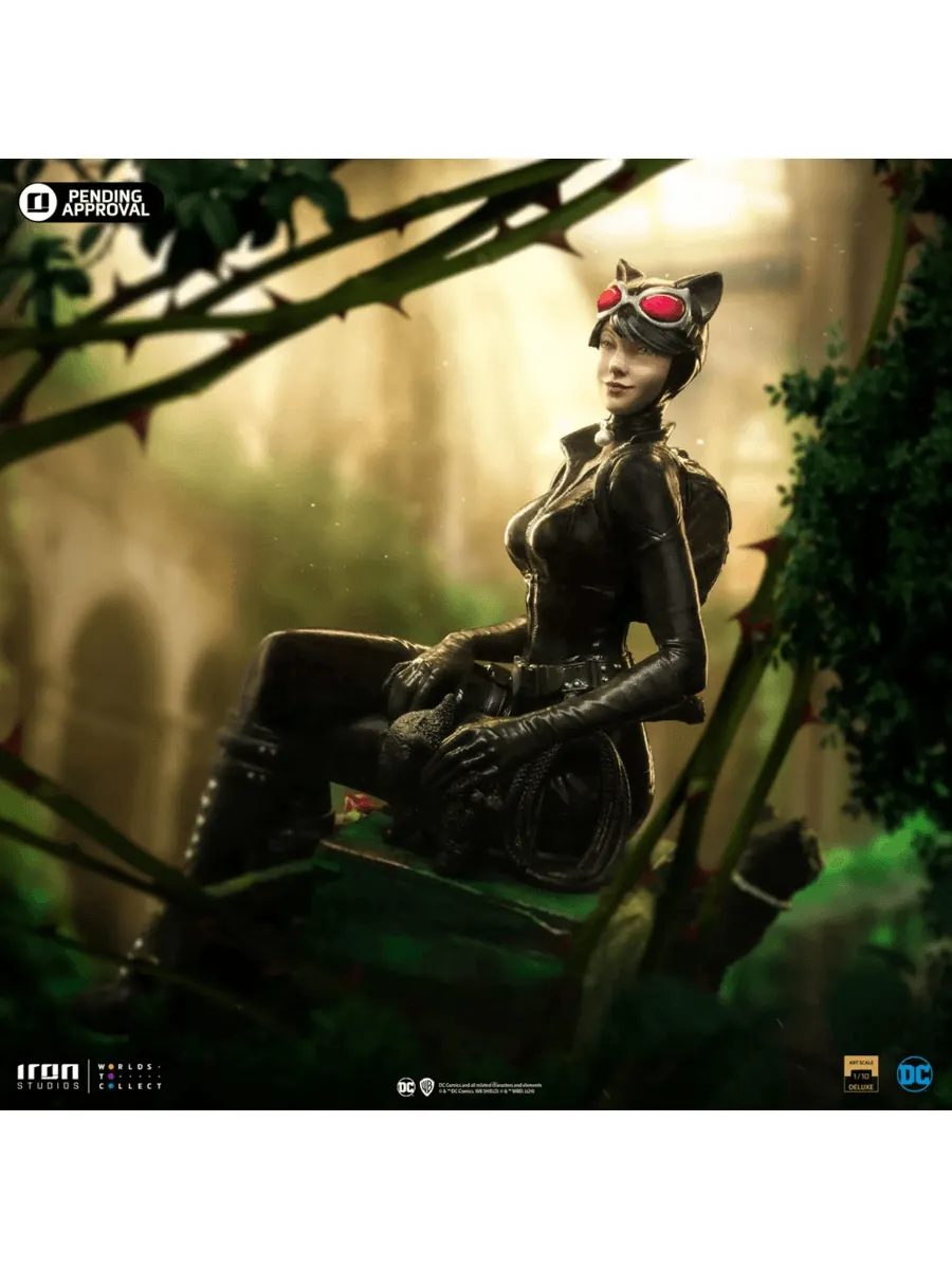 Batman - Catwoman (Gotham City Sirens) Deluxe 1:10 Scale Statue - Image 3