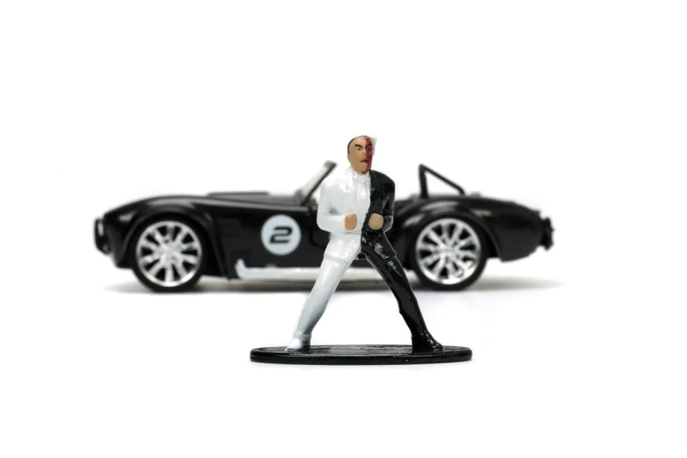 Batman (comics) - 1965 Shelby Cobra with Two-Face Figure 1:32 Scale - Image 4