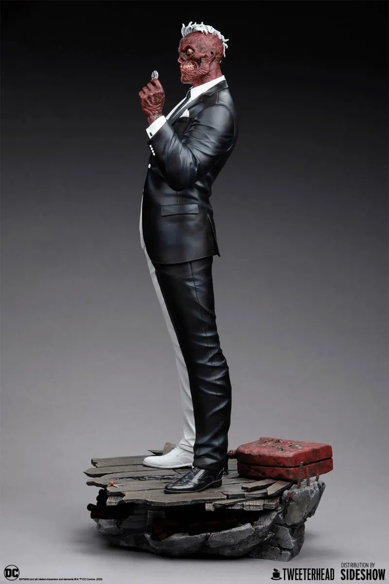 Batman - Two Face 1:6 Scale Maquette - Image 8