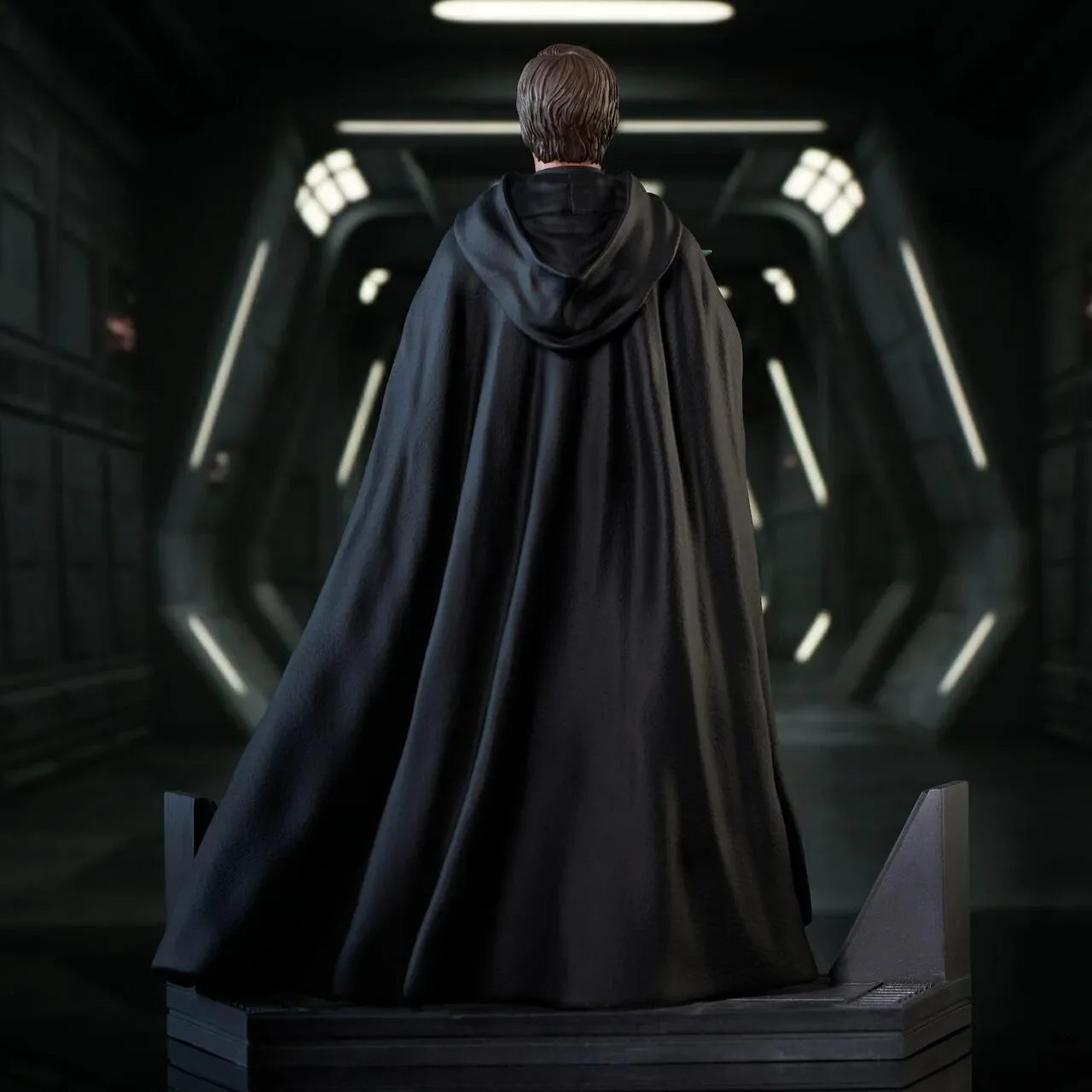 Star Wars: The Mandalorian - Luke & Grogu Statue - Image 4
