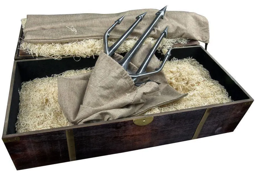 Justice League - Aquaman's Trident with Treasure Chest Life-Size Replica - Image 6