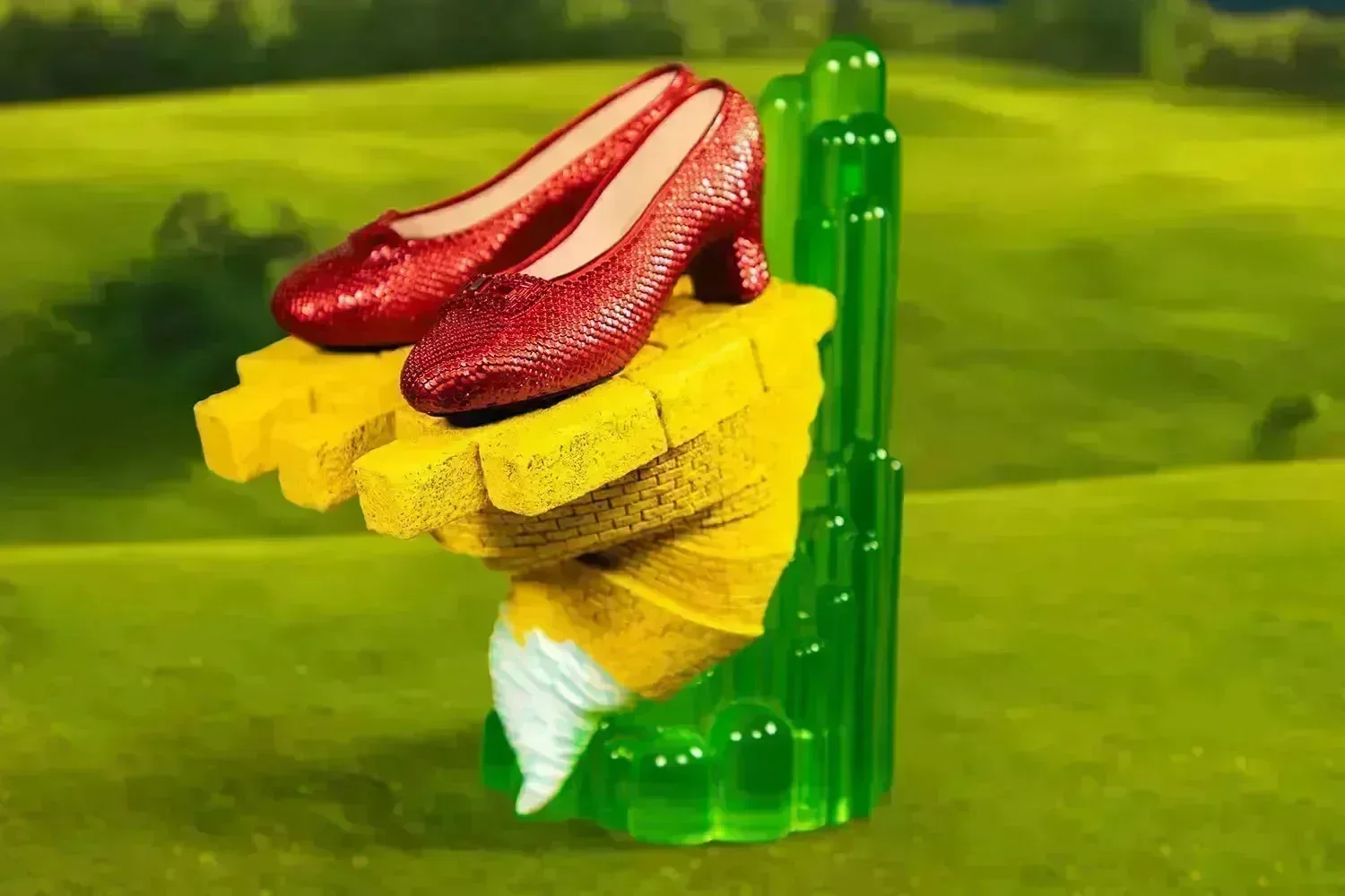 Wizard of Oz - Scaled Ruby Slippers Statuette on light-up Stand - Image 4