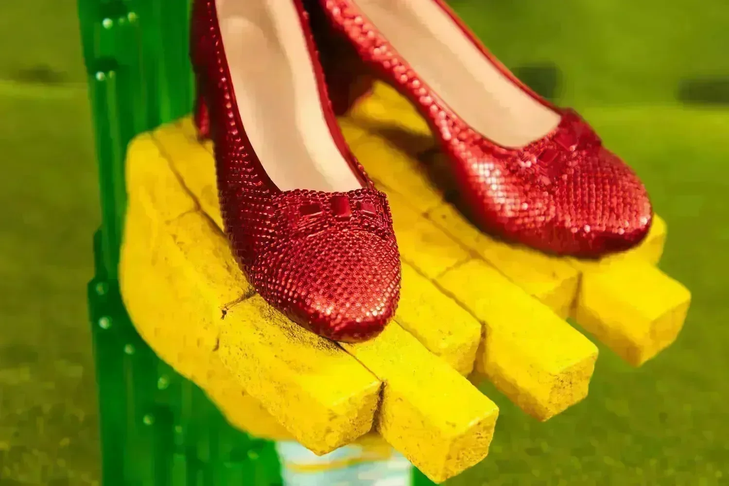 Wizard of Oz - Scaled Ruby Slippers Statuette on light-up Stand - Image 8